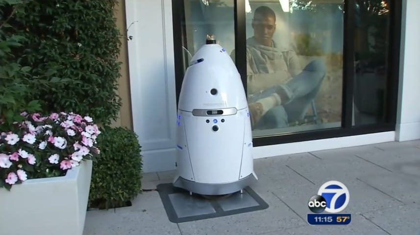 Robot de seguridad de 300 libras se vuelve loco y atropella a un niño de 1 año en un centro comercial de California