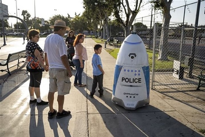 El primer oficial de policía robótico de California ignoró a una mujer que denunciaba un delito y luego "le cantó una canción"