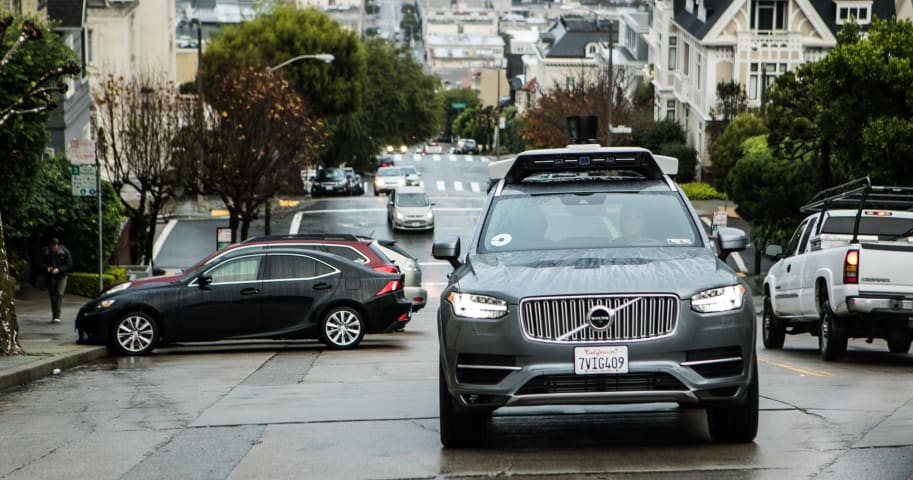 La voiture autonome d'Uber passe au feu rouge à San Francisco