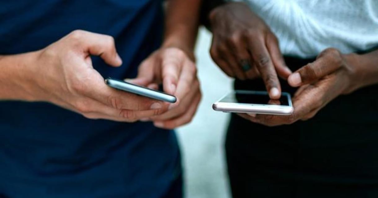 Des groupes de désinformation russes diffusent de fausses informations sur le gouverneur Tim Walz, selon des experts