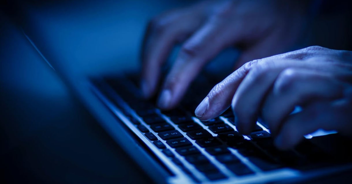 Un caporal de la police de l'État de Pennsylvanie accusé d'avoir utilisé un ordinateur de travail pour stocker de la pornographie générée par l'IA, selon le procureur