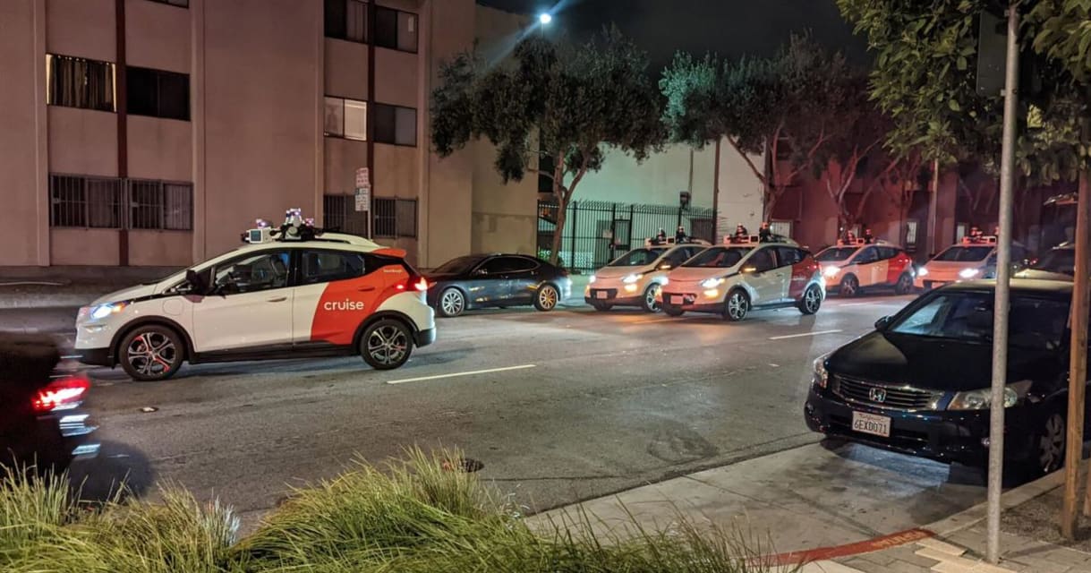 Los autos de cruceros sin conductor bloquearon el tráfico durante horas el martes por la noche