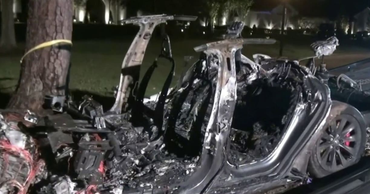 Tesla afirma que alguien estaba en el asiento del conductor en un accidente mortal en Texas