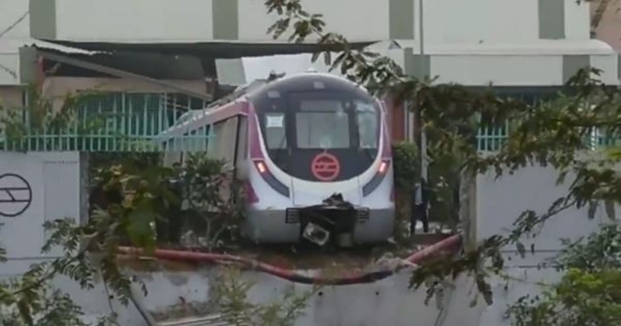 Un train sans pilote du métro de Delhi en essai s'écrase à travers le mur d'un dépôt