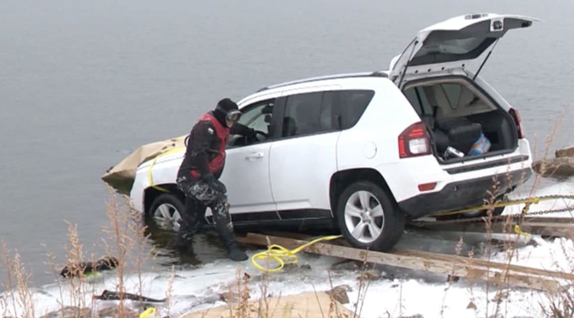 Tourists blame Waze app after driving into lake