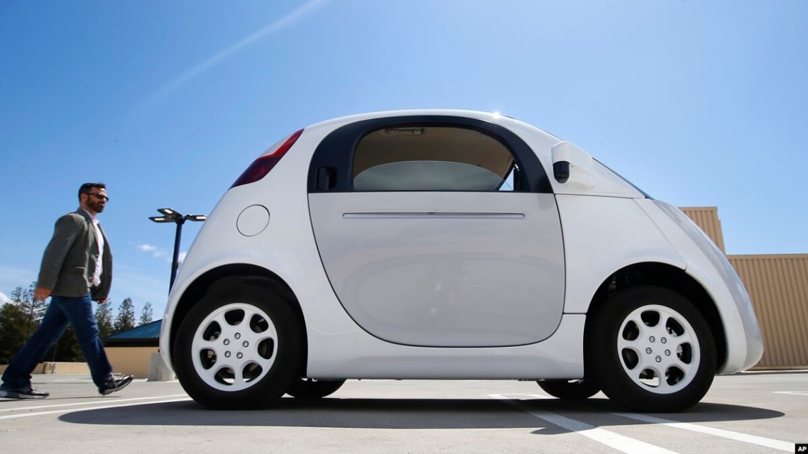 Une voiture autonome de Google percute un bus