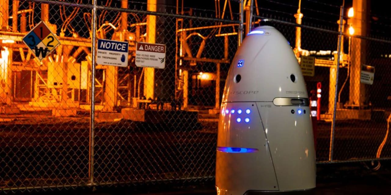 Guardia de seguridad robot de centro comercial atropella a niño