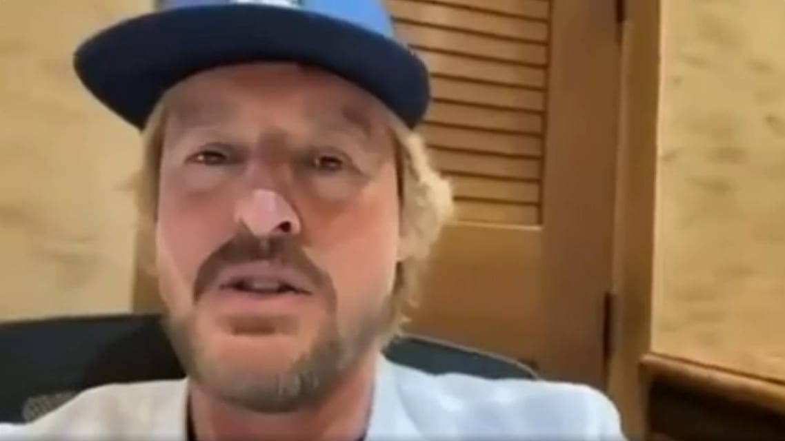 Mi madre se enamoró de una celebridad de primera línea que conoció por Internet: el video es tan convincente que se niega a creer que sea falso.