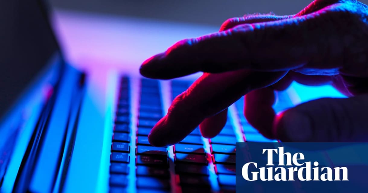 ある男が6年間教授をストーカーし、AIチャットボットを使って見知らぬ人を彼女の家に誘い込んだ