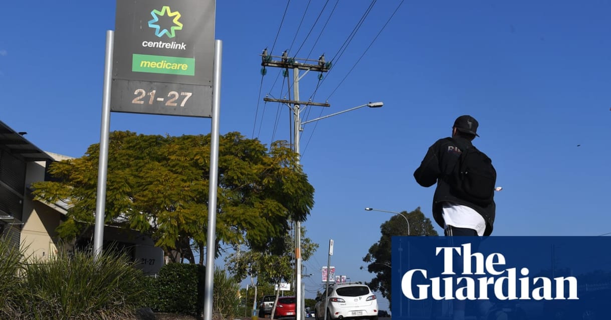 Centrelink to use 1,000 labour-hire staff to help recover welfare debts