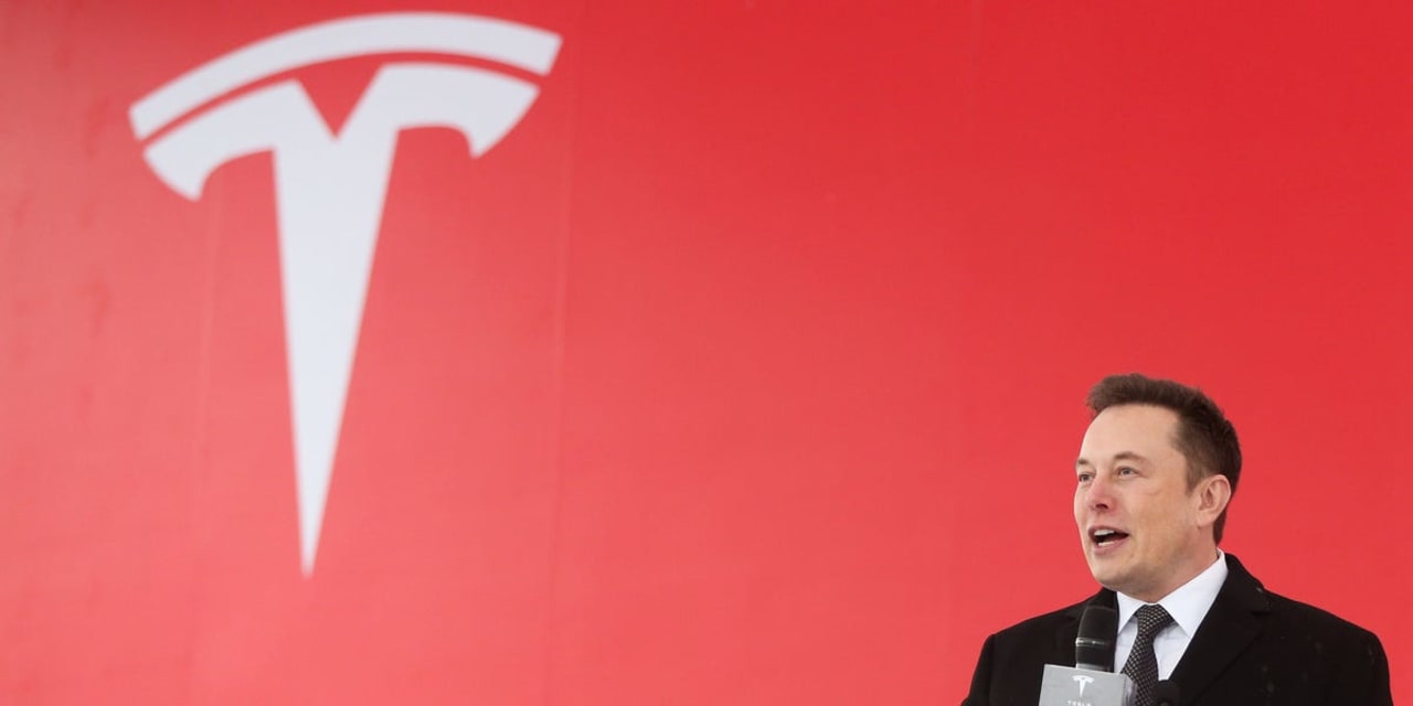 'No podemos permitir que la tecnología y las ventas se hagan cargo de la seguridad': Tesla está siendo demandada nuevamente por un accidente mortal del piloto automático