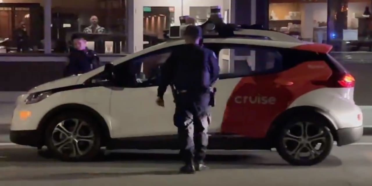 Le taxi autonome de GM Cruise arrêté par la police à San Francisco sans humains, "se boulonne"