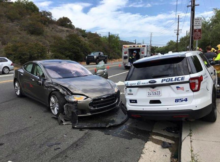 Tesla en Taiwán se estrella directamente contra un camión volcado, ignora a un peatón y tiene el piloto automático encendido