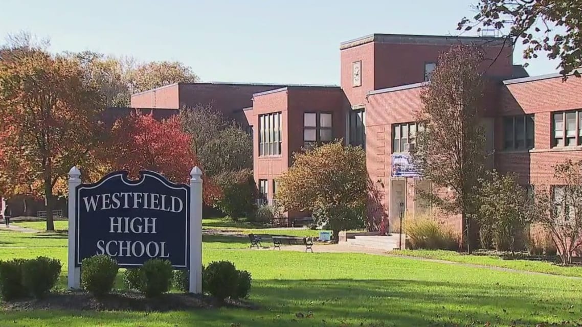 Estudiante de Westfield High School acusado de crear imágenes de desnudos de compañeros de clase con IA