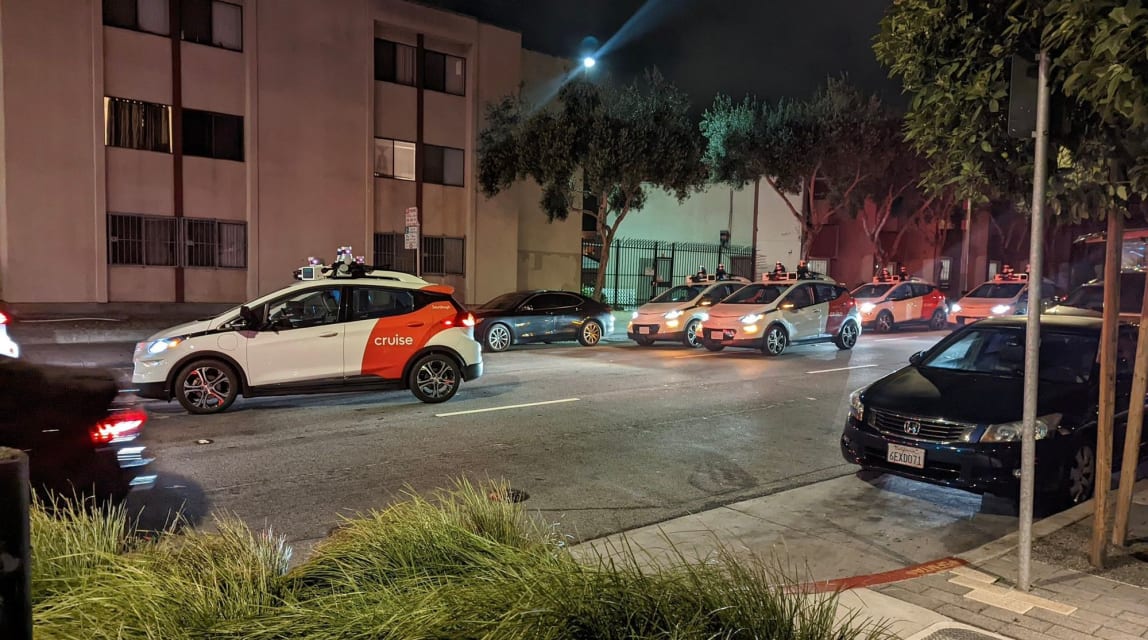 GM Cruise Robotaxis bloqueó las calles de San Francisco con más frecuencia de lo que creíamos, una noche 'casi 60' autos se detuvieron