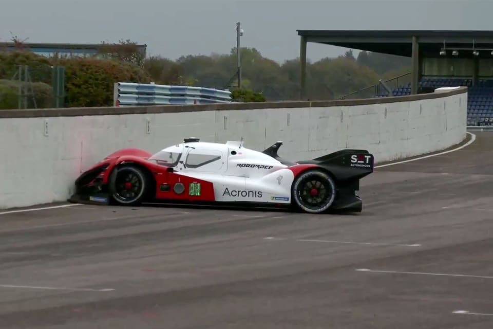 Regardez une voiture Roborace autonome conduire directement dans un mur