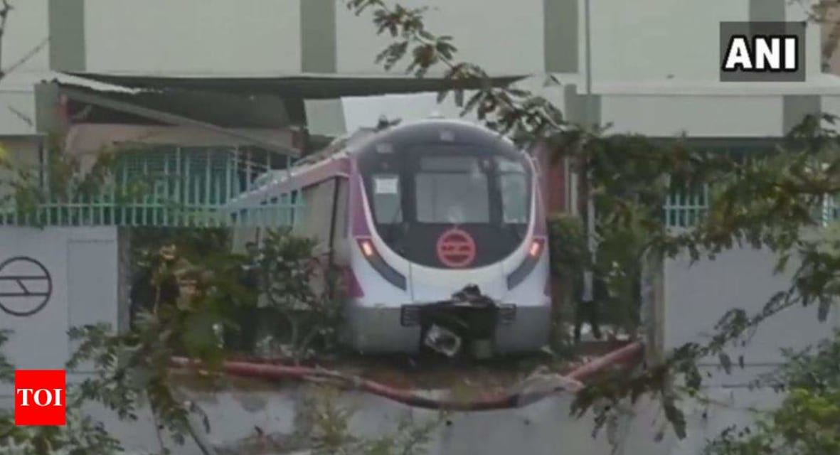 Le train sans conducteur de la ligne Magenta du métro de Delhi s'enfonce dans le mur pendant le procès