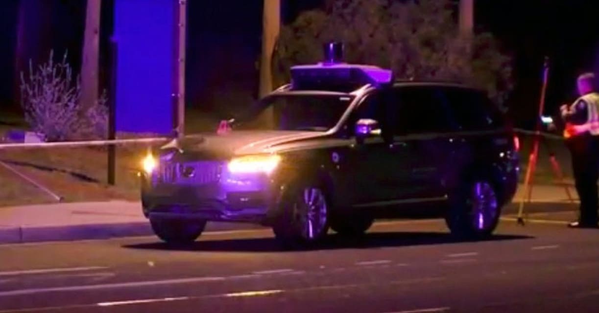 Un auto autónomo de Uber mata a un peatón en Arizona, donde deambulan los robots