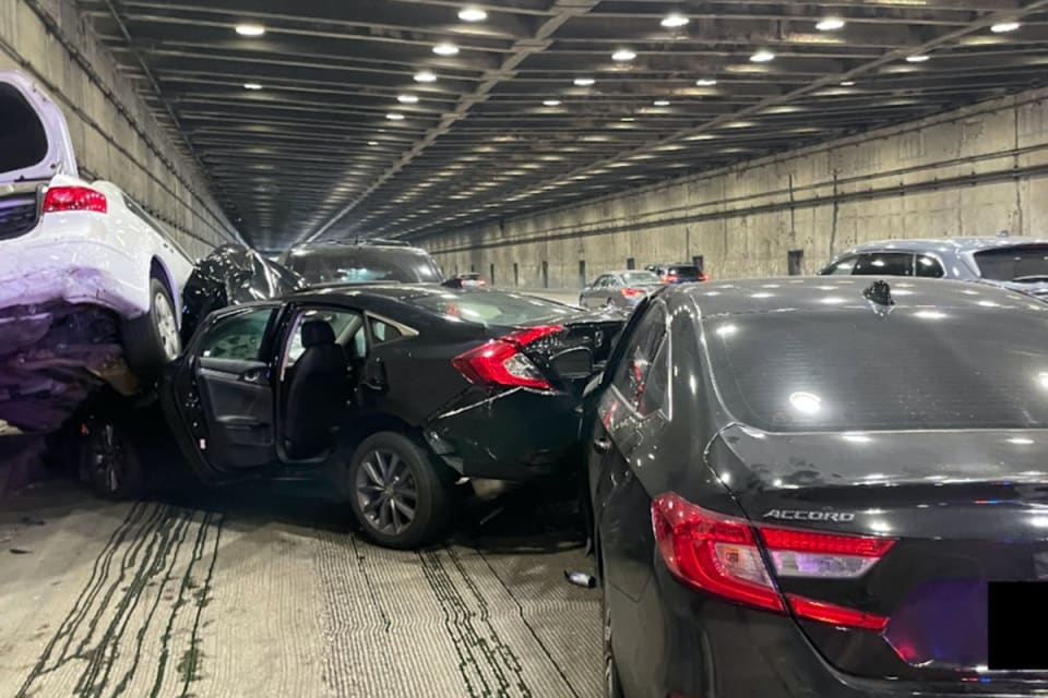 Exclusiva: imágenes de vigilancia del accidente de Tesla en el puente de la bahía de San Francisco horas después de que Elon Musk anunciara la función de "conducción autónoma"