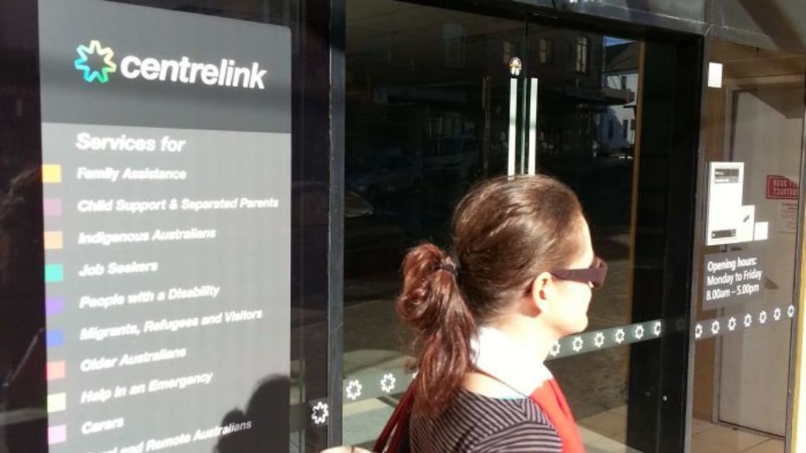 Nous parlons tous de la controverse sur la dette de Centrelink, mais qu'est-ce que la « robodebt » de toute façon ?