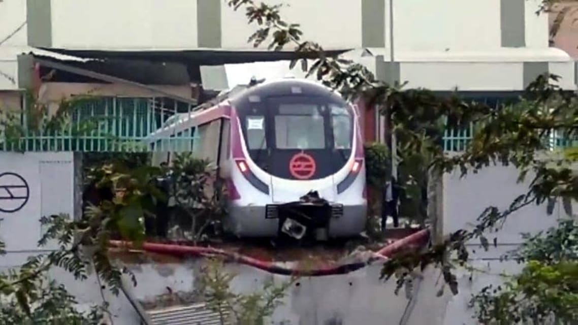 Percance en la línea magenta: el tren del metro de Delhi en prueba rompe una pared en Kalindi Kunj