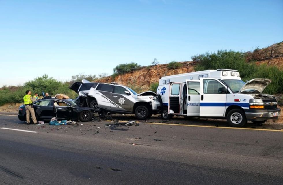 Tesla en 'Autopilot' golpea un vehículo policial que golpea una ambulancia, el conductor posiblemente borracho: policía