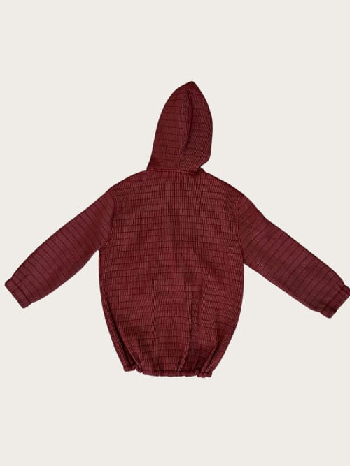 Photo de la pièce Anorak bordeaux gaufré disponible à la location en ligne ou dans notre showroom à Paris