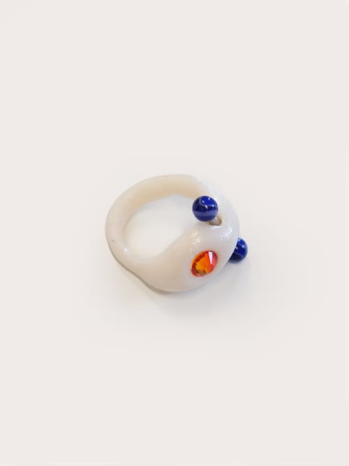 Photo de la pièce Bague Aiguille Percée disponible à la location en ligne ou dans notre showroom à Paris