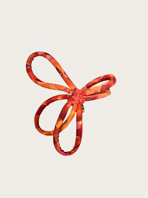 Photo de la pièce Bague fleur orange  disponible à la location en ligne ou dans notre showroom à Paris