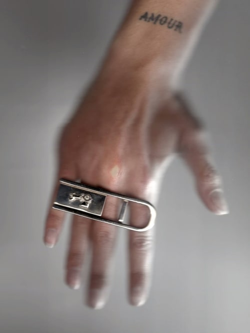 Photo de la pièce Bague longue motif cheval disponible à la location en ligne ou dans notre showroom à Paris