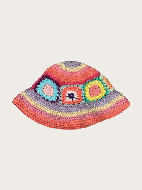 Photo de la pièce Bob en crochet multicolore disponible à la location en ligne ou dans notre showroom à Paris