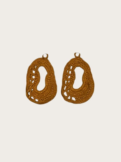 Photo de la pièce Boucles en crochet marron disponible à la location en ligne ou dans notre showroom à Paris