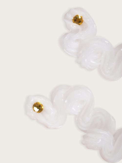 Photo de la pièce Boucles silicone blanches disponible à la location en ligne ou dans notre showroom à Paris