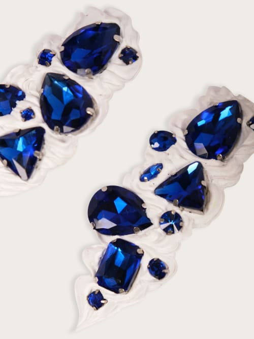 Photo de la pièce Boucles silicone blanches diamants bleus  disponible à la location en ligne ou dans notre showroom à Paris