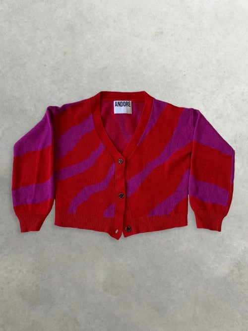 Photo de la pièce Cardigan Zébré Andore Sunset Rouge et Fuchsia disponible à la location en ligne ou dans notre showroom à Paris