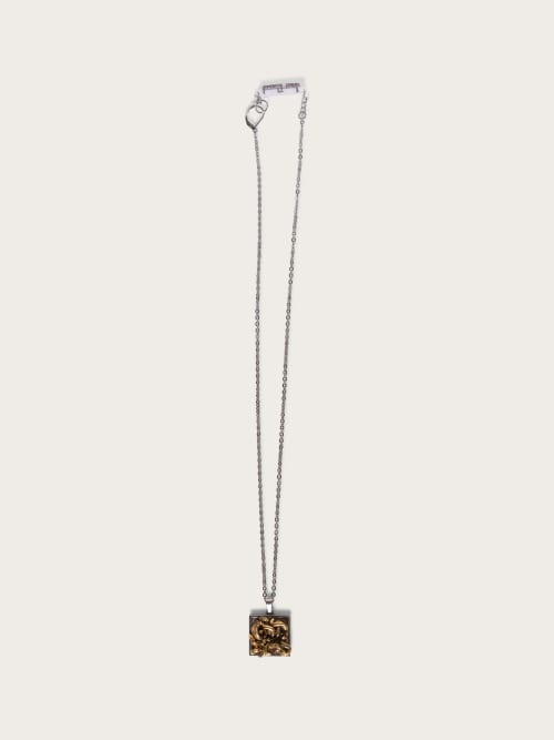 Photo de la pièce Collier argenté pendentif carré disponible à la location en ligne ou dans notre showroom à Paris
