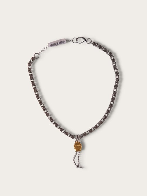 Photo de la pièce Collier chaines upcyclé disponible à la location en ligne ou dans notre showroom à Paris