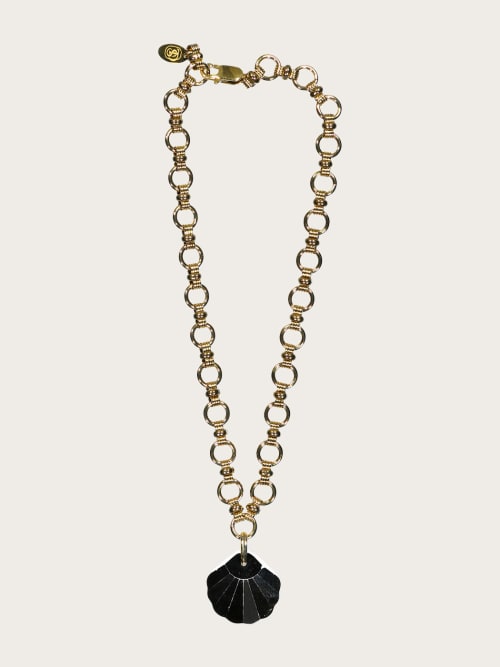 Photo de la pièce Collier coquillage diamant noir disponible à la location en ligne ou dans notre showroom à Paris
