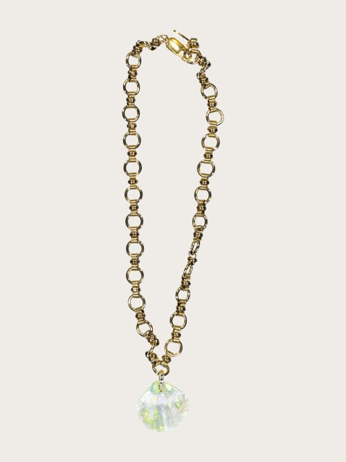 Photo de la pièce Collier coquillage diamant violet disponible à la location en ligne ou dans notre showroom à Paris