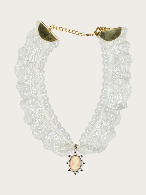 Photo de la pièce Collier dentelle  disponible à la location en ligne ou dans notre showroom à Paris