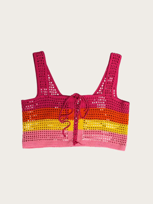 Photo de la pièce Crop top multicolore en crochet disponible à la location en ligne ou dans notre showroom à Paris