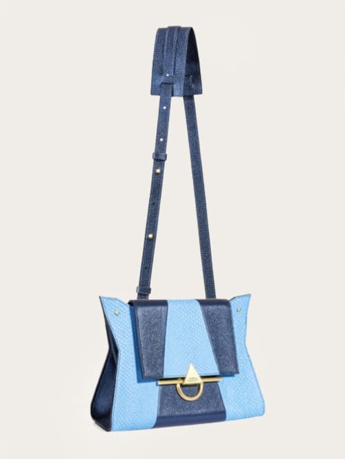 Photo de la pièce Grand sac Cézembre bleu disponible à la location en ligne ou dans notre showroom à Paris