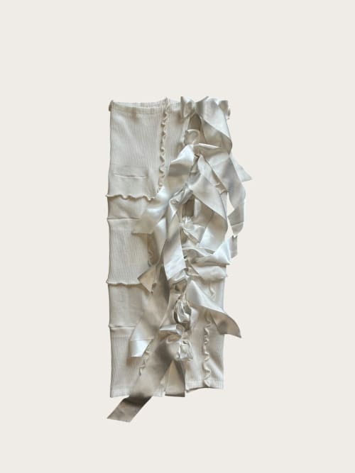 Photo de la pièce Jupe à rubans blanche disponible à la location en ligne ou dans notre showroom à Paris