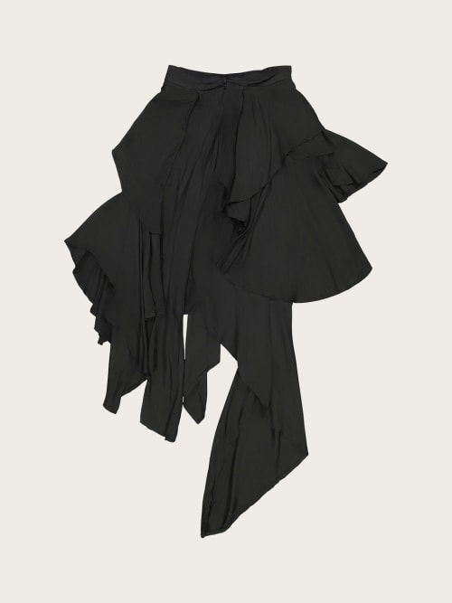 Photo de la pièce Jupe à volants noire disponible à la location en ligne ou dans notre showroom à Paris