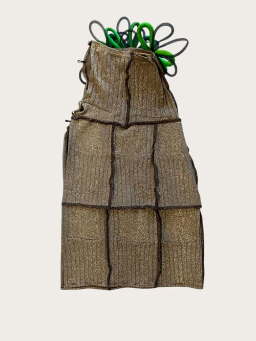 Photo de la pièce Jupe dorée à fleurs vertes disponible à la location en ligne ou dans notre showroom à Paris