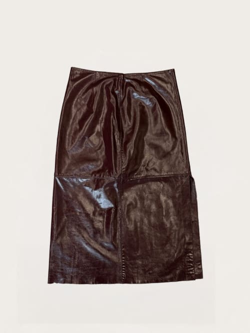 Photo de la pièce Jupe en cuir bordeaux disponible à la location en ligne ou dans notre showroom à Paris