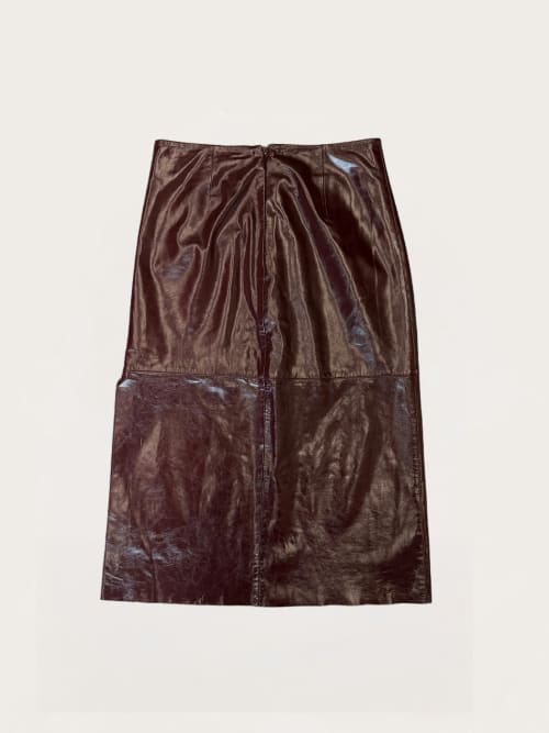 Photo de la pièce Jupe en cuir bordeaux disponible à la location en ligne ou dans notre showroom à Paris