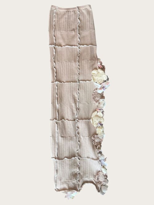 Photo de la pièce Jupe rose longue à fleurs tissu disponible à la location en ligne ou dans notre showroom à Paris