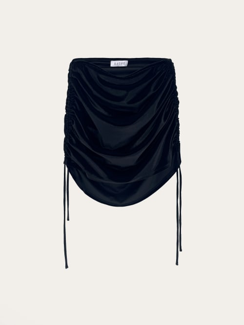 Photo de la pièce Mini Jupe en velours noire ajustable disponible à la location en ligne ou dans notre showroom à Paris