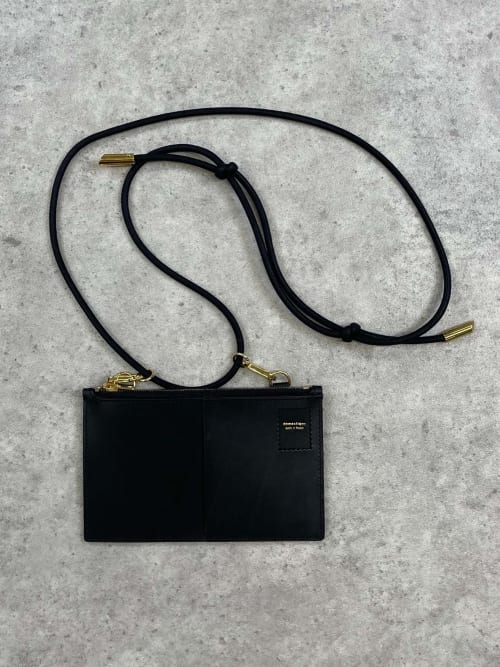 Mini Pochette Noire Domestique avec Cordons Noire Réglable
